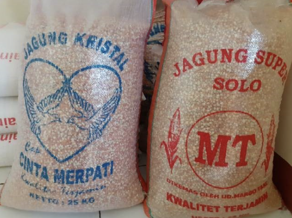 Biji jagung dalam kemasan karung